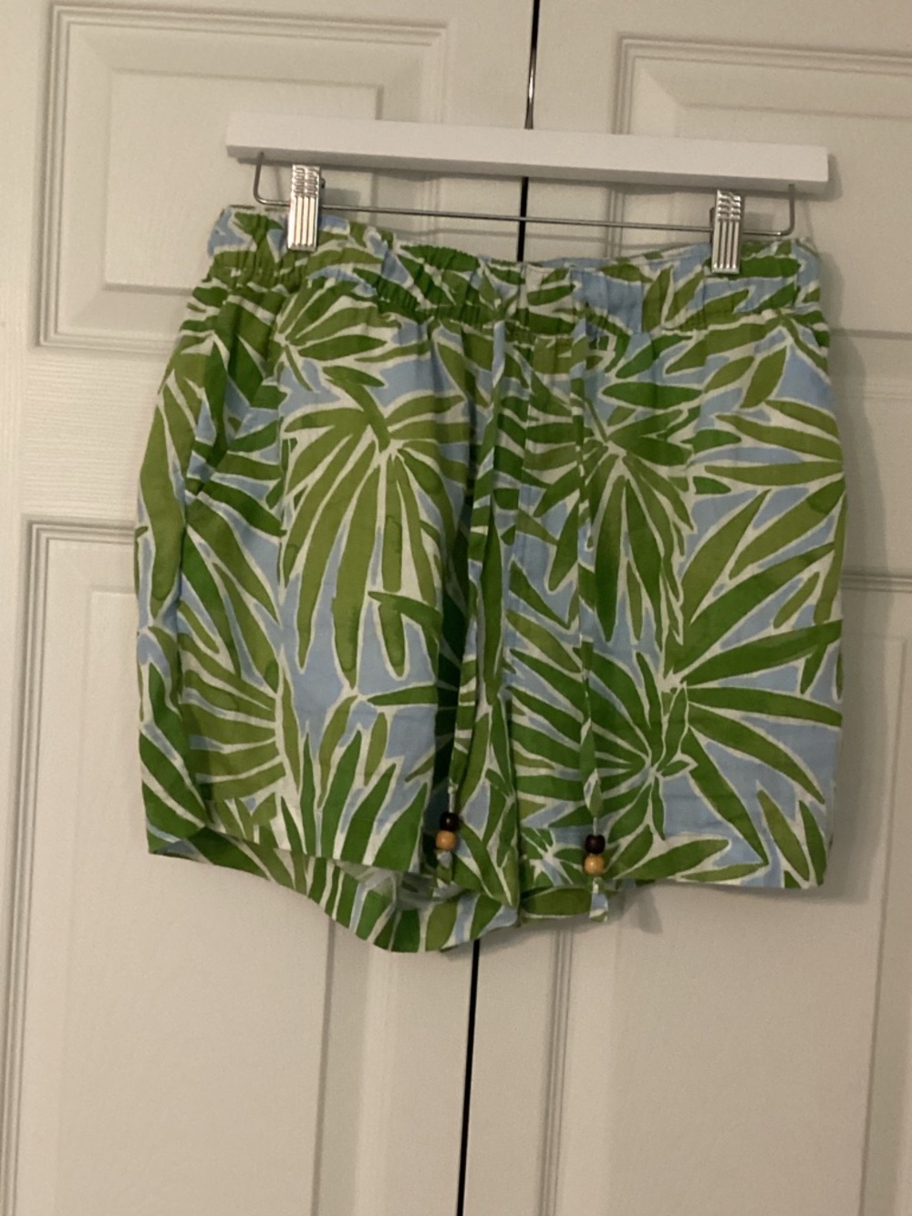 Sigrid Olsen 100% Linen Green Leaf-Print Shorts on Light Blue Medium